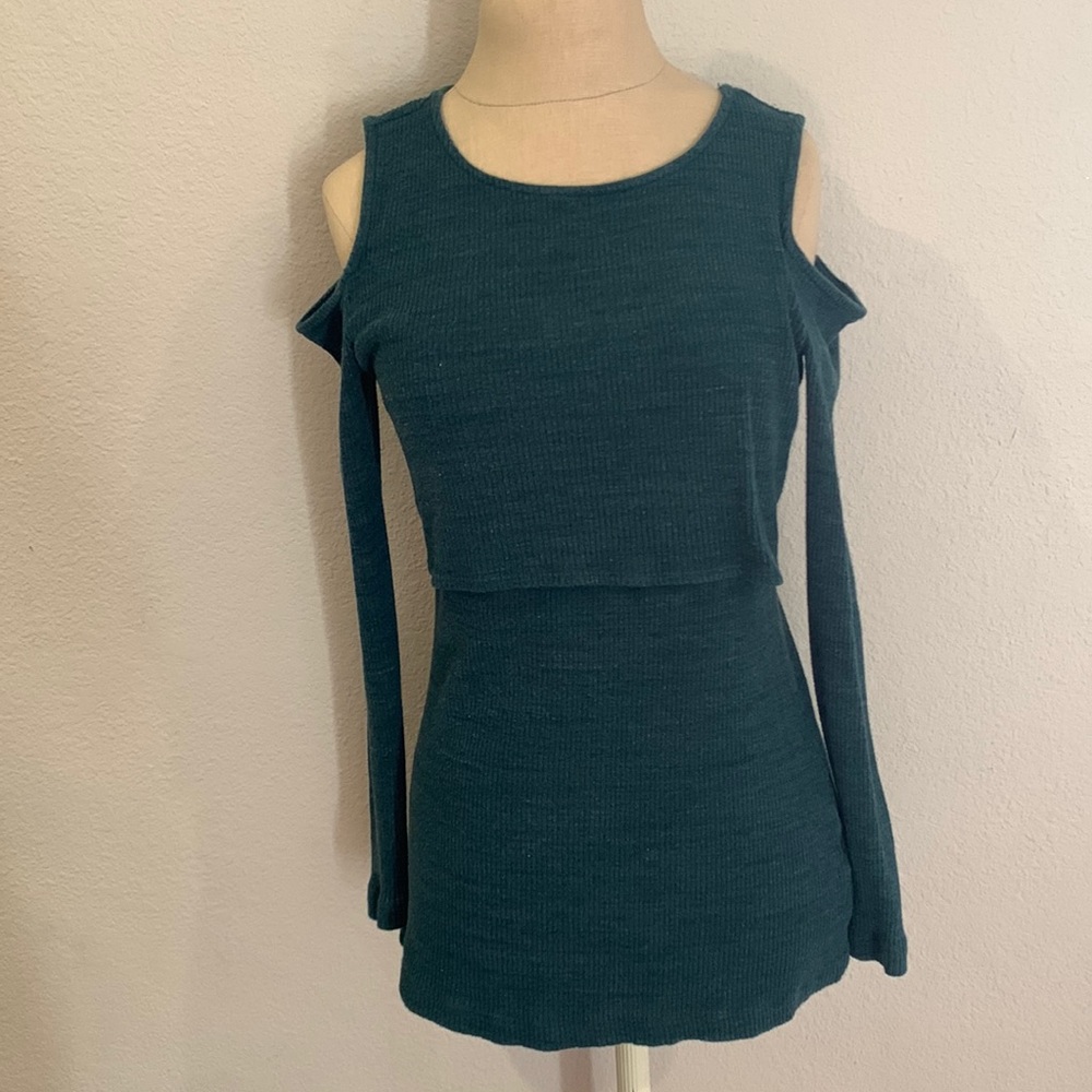 •A Pea in the Pod• cold shoulder nursing long sleeve top